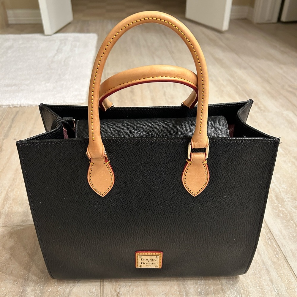 Gorgeous Dooney & Burke black leather tote